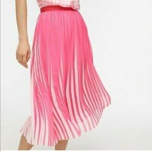 Jcrew pleated pink skirt. Size 6. NWT